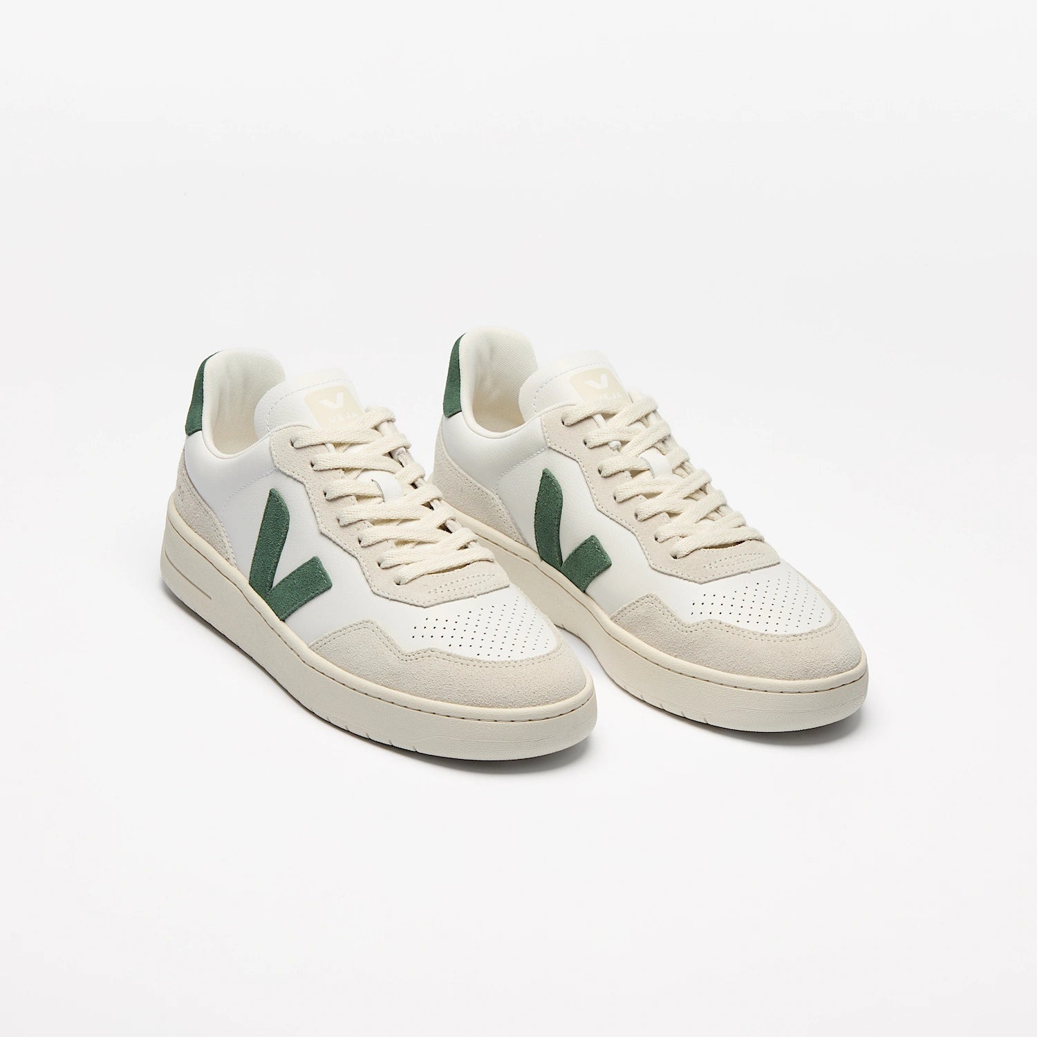 Baskets VEJA V-90 LEATHER WHITE CYPRUS